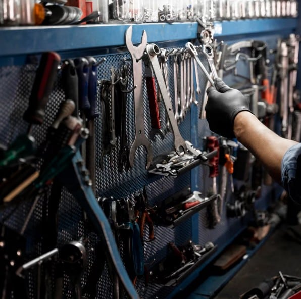 olivers bilcenter værksted 2 Mekaniker vælger værktøj i Oliver's Bilcenter