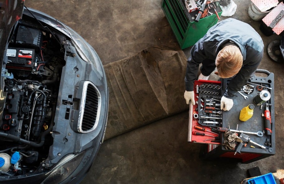 En bil er til værksted hos mekaniker hos Oliver's bilcenter